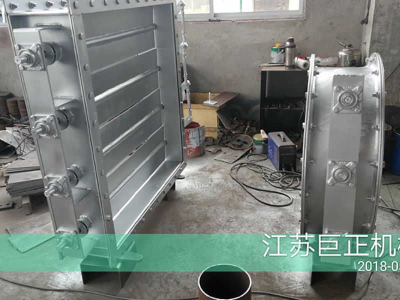 方形擋板門（寬7m），制作后期噴漆進(jìn)行中